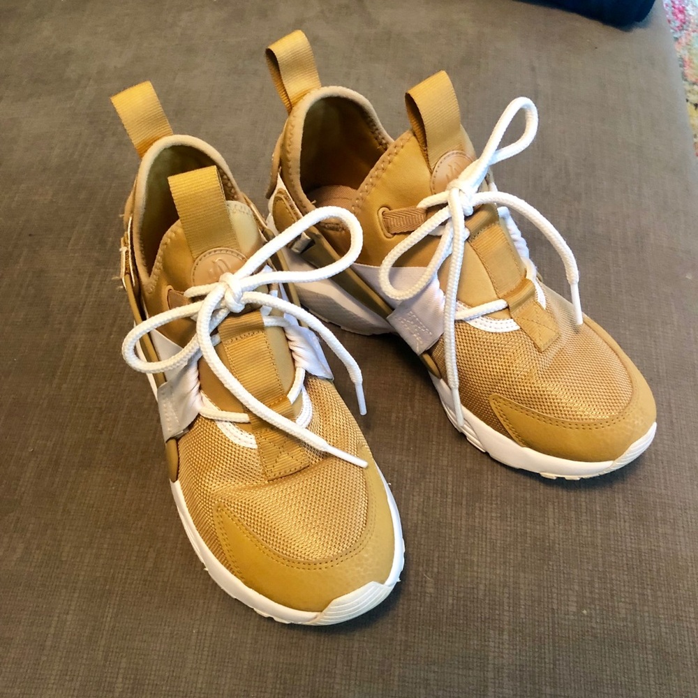 Nike huarache city low tennis shoes. Size 6 women